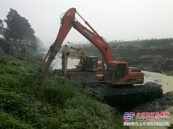 安徽安慶出租水路挖機 水路兩棲挖掘機水陸挖掘機加長臂