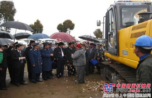 莫拉莱斯总统和沈大使按照玻印第安传统习俗对即将启用的挖土机进行“火罐洗礼”