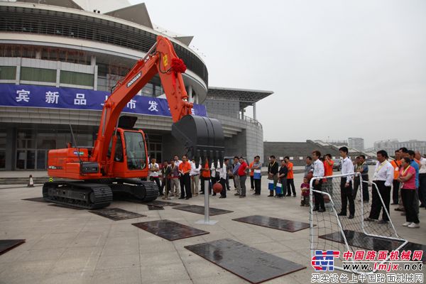 4月17日，斗山液压挖掘机新品发布会焦点图