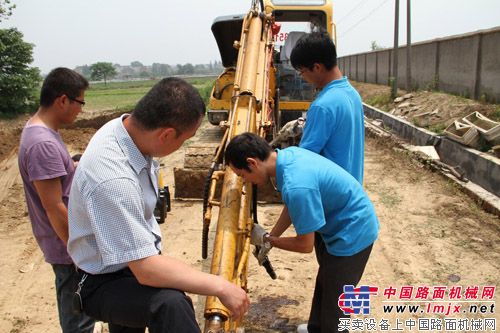 玉柴重工服務工程師正為戴老板的YC60-8機做保養