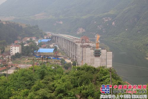 建設中的青峰特大橋