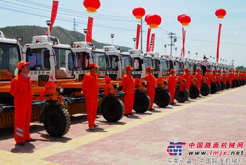 甘肃省公路系统路面清扫车授车仪式在定西举行