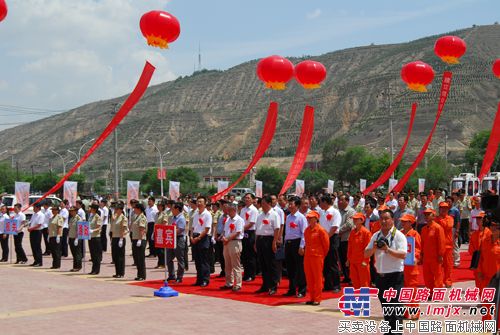 甘肃省公路系统路面清扫车授车仪式在定西举行