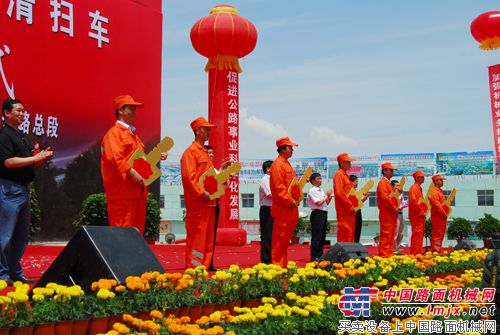 甘肃省公路系统路面清扫车授车仪式在定西举行