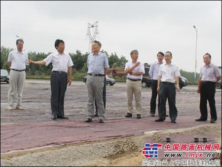 張義華（左二）向何清華（左三）介紹常林高端裝備製造產業園區項目建設情況