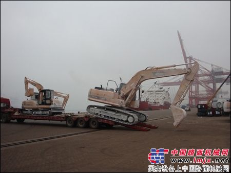 雷沃挖掘機開始裝船（外貼防護膜）