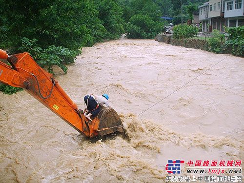 “挖鬥哥”王孝平在挖掘機上搶修電力