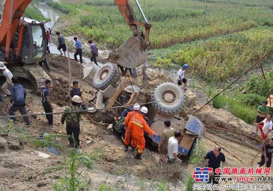 裝載機滾下路坎1人被困 畢節消防緊急營救