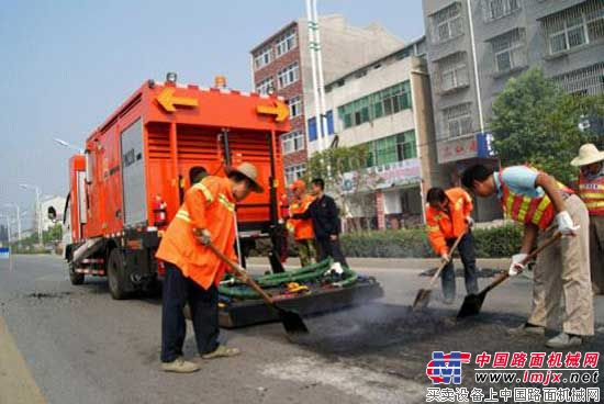 “修路王”已成為孝感市政道路養護不可或缺的一員