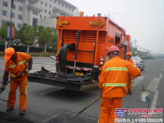 吴江街头，“修路王”正在进行道路养护施工