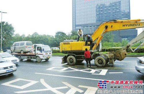 車禍現場，麵包車已被吊上清障車