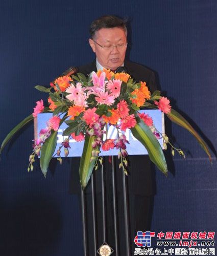 集團董事長何清華致辭 