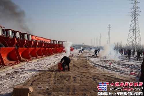 廈工一次性向武威榮華工貿公司交付百台定製版裝載機.