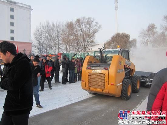 凯斯滑移装载机配备斜角清雪器进行清雪演示