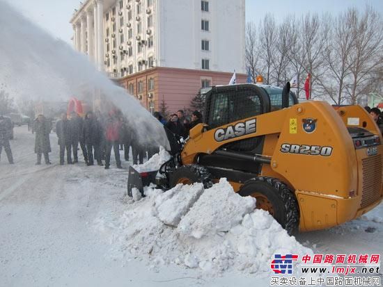 凯斯滑移装载机配备液压吹雪机进行清雪演示