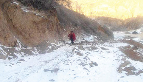 山西阳泉，服务工程师冒雪登山