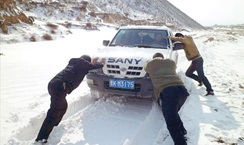 山西大同，服务工程师雪地推车