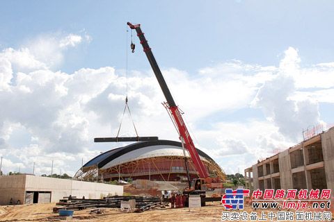 三一起重機在潘塔納爾世界杯體育場改建工程中施工