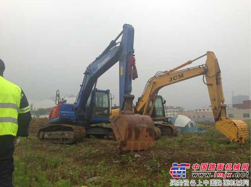 山重建機搶修道路