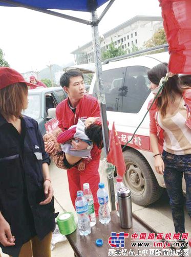 三一救援隊員抱起受傷的小女孩