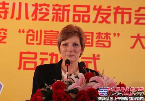 卡特彼勒全球副总裁Mary Bell女士致辞