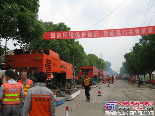 　　英达热再生机组开上乡镇市政道路