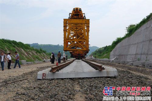 兰渝铁路重庆路段开始铺轨