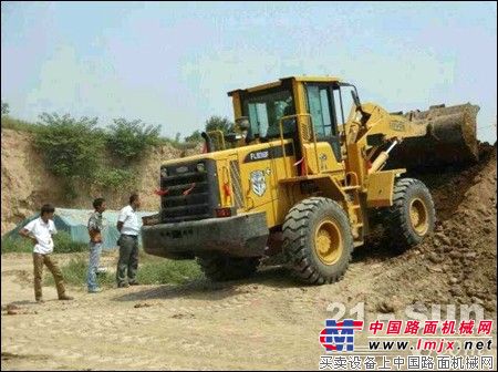 雷沃装载机：突破阻碍 百公里山路深夜驰援