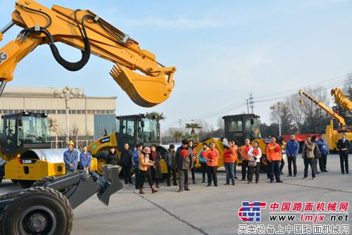 来自新疆的最美养路工亚生-阿不拉对徐工现代养护机械产生了深厚兴趣