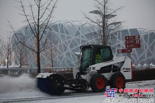 山猫装载机助力奥林匹克中心区