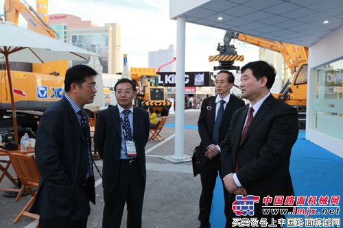 CONEXPO-CONAGG 2014徐工展台上中国工程机械工业协会秘书长苏子孟与徐工机械副总裁、徐工进出口公司董事长王岩松（左一）深入交谈.jpg