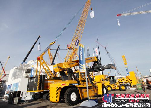 CONEXPO-CONAGG 2014徐工展台上中国工程机械工业协会秘书长苏子孟与徐工机械副总裁、徐工进出口公司董事长王岩松（左一）深入交谈.jpg