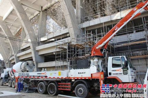 三一泵車在世界杯決賽的裏約Maracana 球場看台座椅重建工程中施工