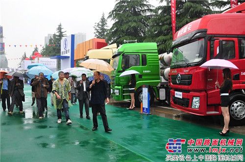 许多观众冒雨参观陕汽重卡展台