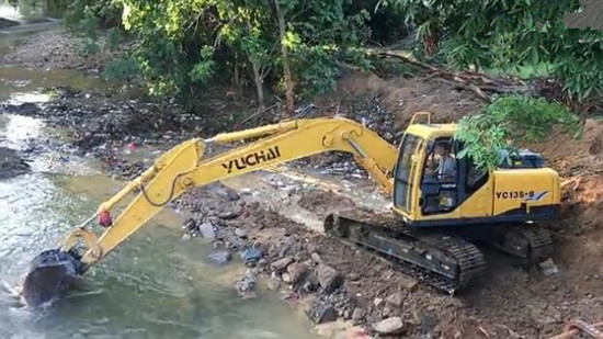 玉柴135-8挖掘機河道施工視頻