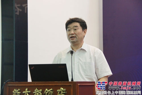 中国工程机械工业协会常务副会长兼秘书长苏子孟