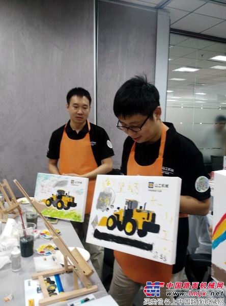 参与品牌日的媒体记者用画笔描绘心中的山工产品