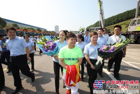 龙清泉兴致勃勃地参观中联重科