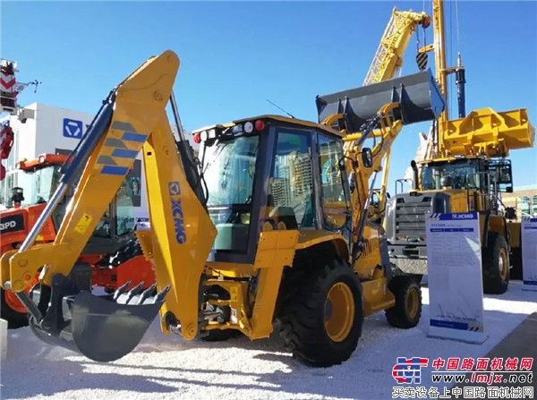 XT870BR挖掘裝載機亮相美國拉展，性能直逼CAT、JCB、CASE等國際大牌！