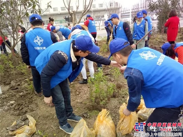 中交西築團委組織參加“擁抱綠色擁抱春天” 保護母親河植綠護綠活動