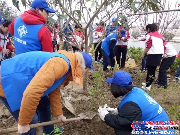 中交西築團委組織參加“擁抱綠色擁抱春天” 保護母親河植綠護綠活動