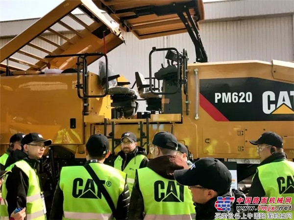 全新Cat® (卡特)路麵機械產品開啟中國公路建設新時代