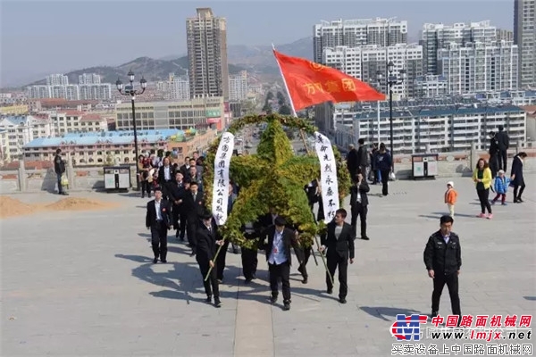 方圓集團組織青年職工祭掃海陽革命烈士陵園