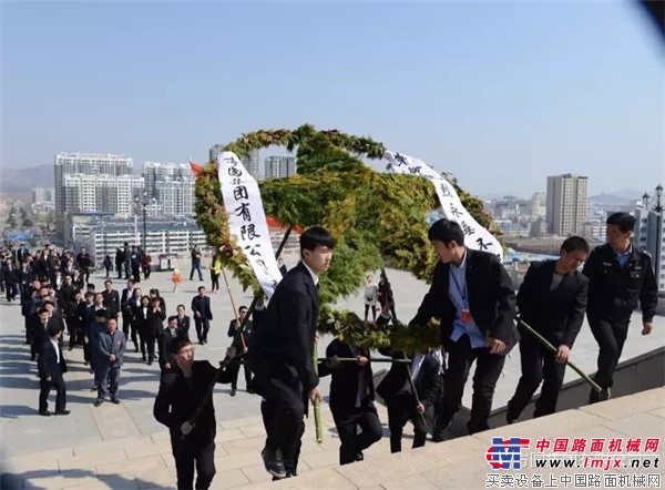 方圓集團組織青年職工祭掃海陽革命烈士陵園