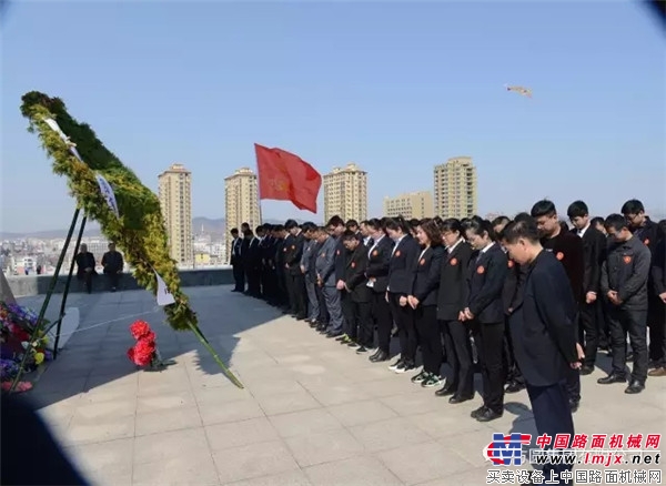 方圓集團組織青年職工祭掃海陽革命烈士陵園