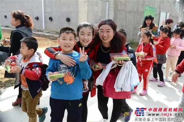 海阳华翎舞蹈培训学校师生欢畅感受方圆工业旅游