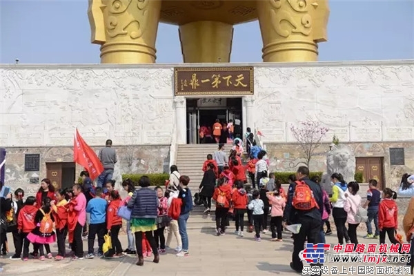 海阳华翎舞蹈培训学校师生欢畅感受方圆工业旅游