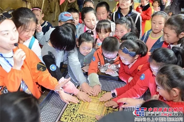 海阳华翎舞蹈培训学校师生欢畅感受方圆工业旅游