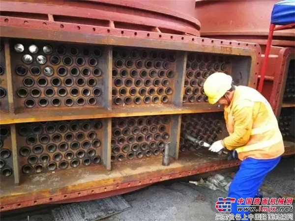 徐工吊車不畏風雨，助力多節同軸式鑄鐵塔器吊裝