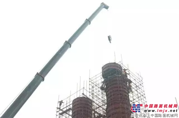 徐工吊車不畏風雨，助力多節同軸式鑄鐵塔器吊裝